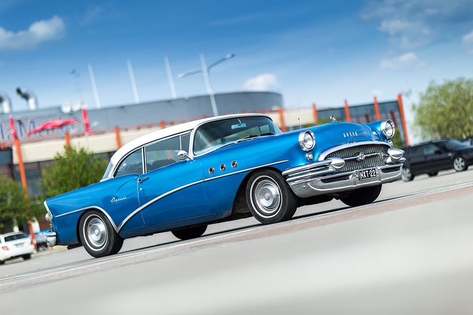 Modré historické auto.