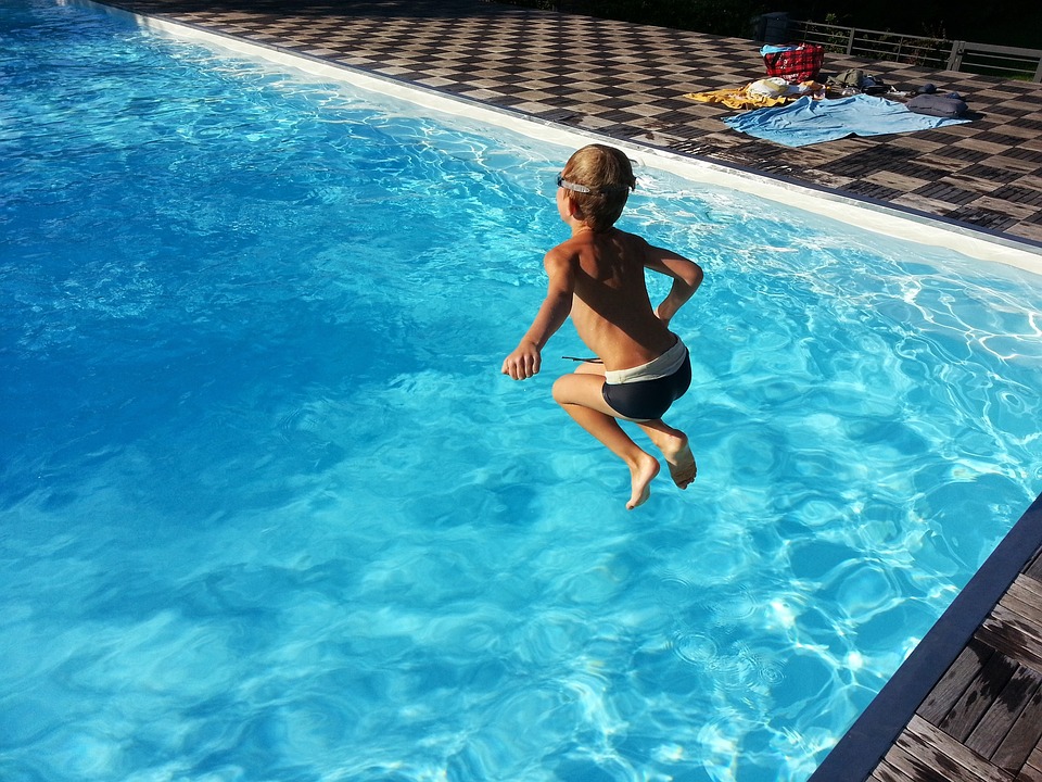 Syn rád skáče do bazénu. 